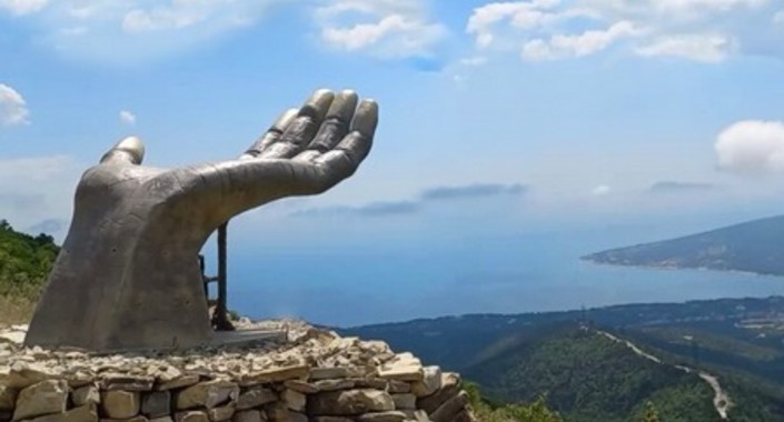 Арт-объект «Рука Свободы» в горах Геленджика. Искусство на высоте.