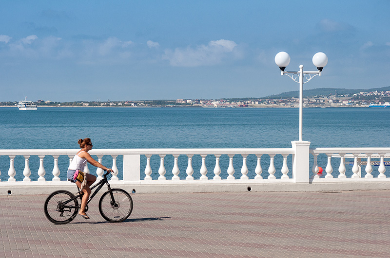 Катание на велосипеде вдоль набережной Геленджика